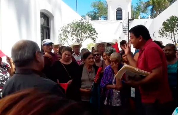  Alcalde de Huatabampo incumple; antorchistas protestan en palacio municipal