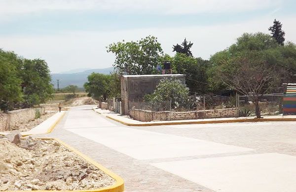 Alcalde de Armadillo entrega pavimentación en Ranchito de los Guzmán