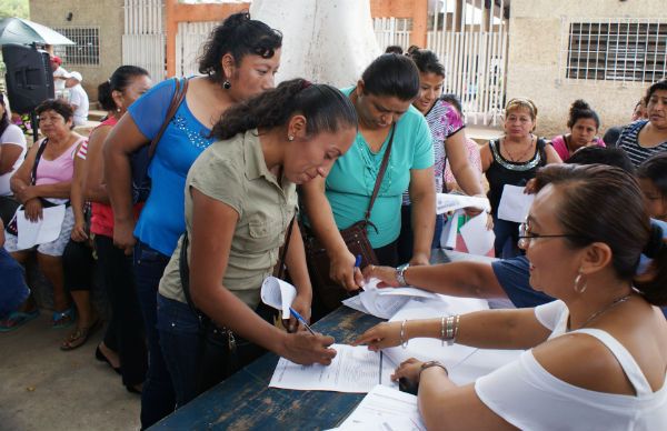 Se benefician familias humildes con la entrega de bonos de vivienda