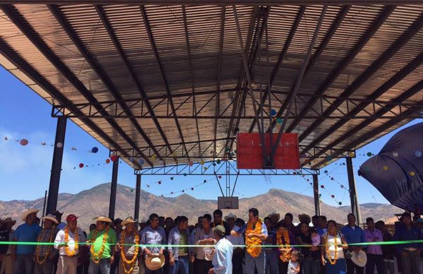 Inauguración de techado de cancha en primaria de Atlixtac