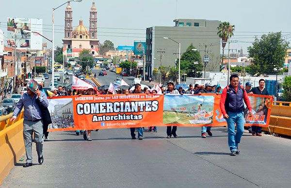 Comerciantes marchan a la Unidad Administrativa Municipal 