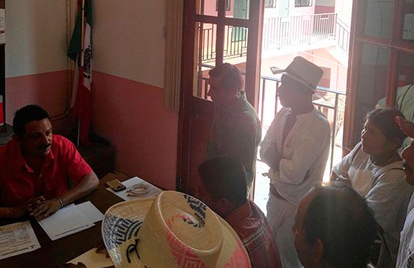 Antorchistas asisten al Ayuntamiento de Xochistlahuaca