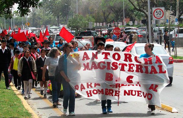 Maestros exigen pago al Sistema Educativo Estatal