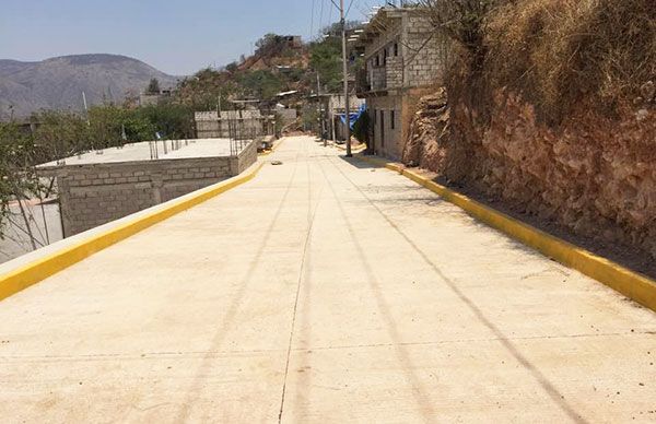  En un acto de rebeldía, delegado de colonia El Dorado transita por calle recién pavimentada