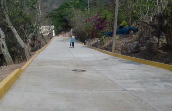 Antorcha inaugura pavimentación en Acuentla