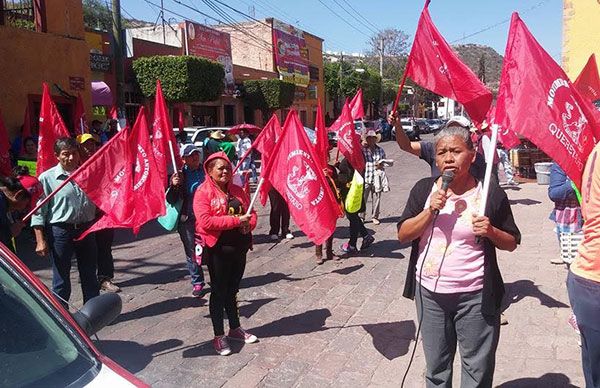 Mario Calzada  no cumple y desaíra marcha; participantes alzan la voz