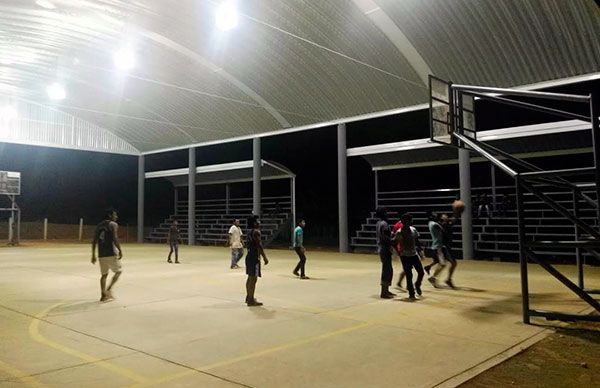 Construyen cancha de usos múltiples en telesecundaria de Llano del Carmen