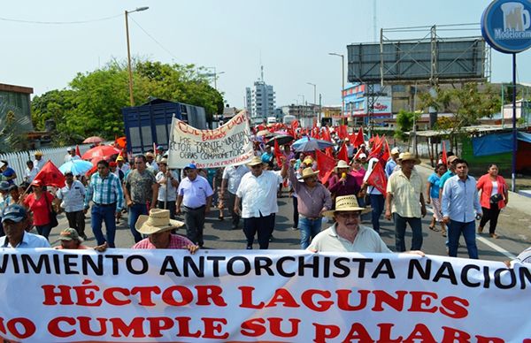 Protestan antorchistas de San Rafael e instalan plantón