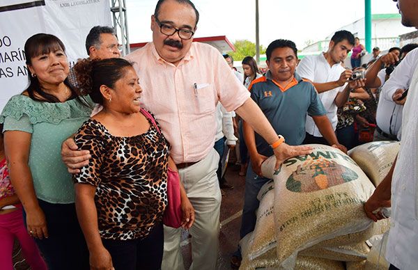 Entrega de maíz a familias humildes