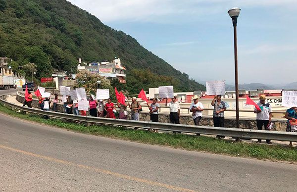 Cadena humana en Chapulhuacán; antorchistas exigen solución a demandas