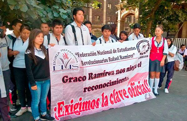 Desplegado: ¡Miente gobierno perredista de Morelos!: aún no oficializa a escuela preparatoria 