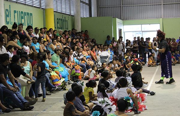 Festejan a los niños en colonias Antorchistas