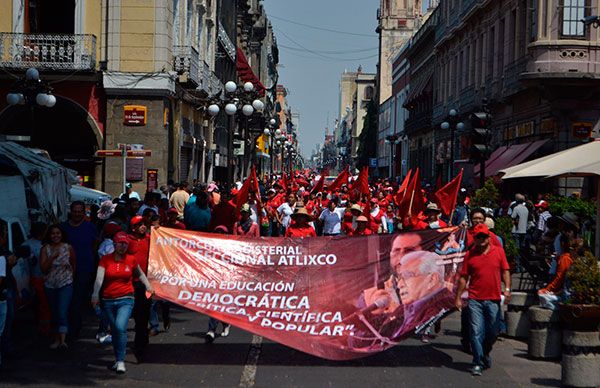 Exigen maestros de Atlixco solución a demandas