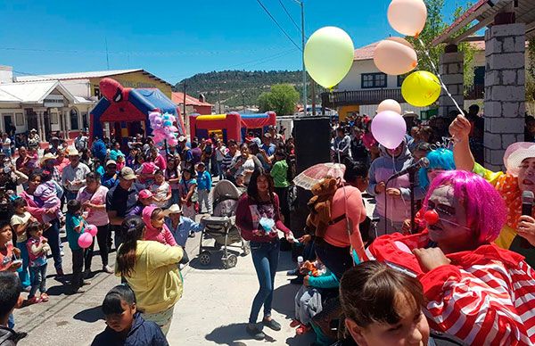  En San Juanito llevó Antorcha diversión a sus niños