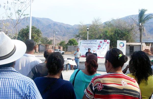  Reunión con vecinos de Juárez en Coquimatlán 