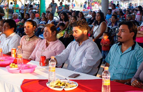  Celebran antorchistas estrenando techumbre en Gaviotas