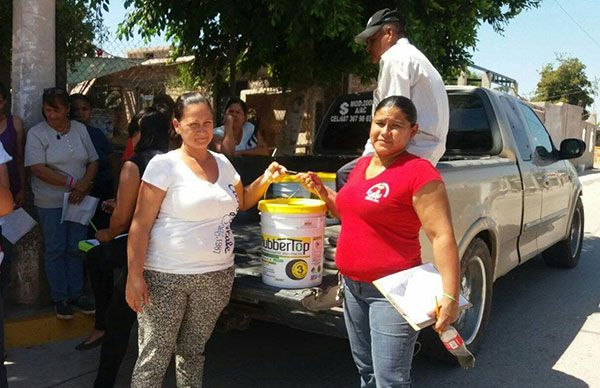 Entregan impermeabilizantes en la colonia  Ferrusquilla