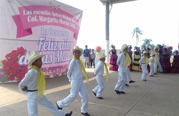 Escuelas antorchistas de Córdoba festejan a las madres en su día