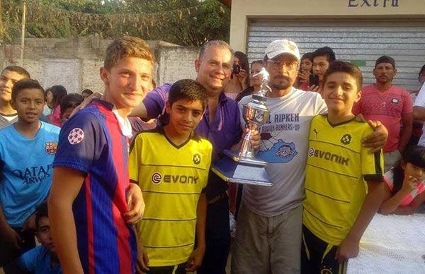 Emotiva premiación a campeones de futbol infantil en Amatitán