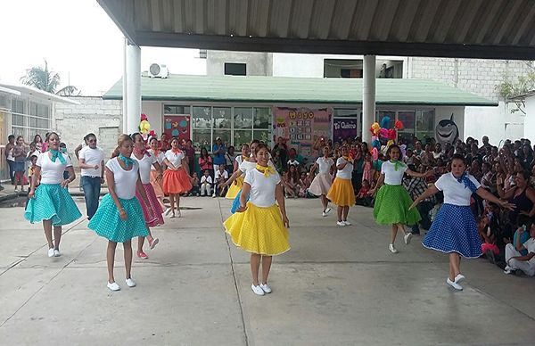 Escuelas antorchistas de Veracruz realizan gira cultural festejando el Día de las Madres