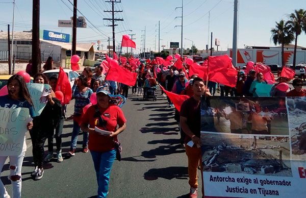 Marchan antorchistas mexicalenses en apoyo a plantón de Tijuana