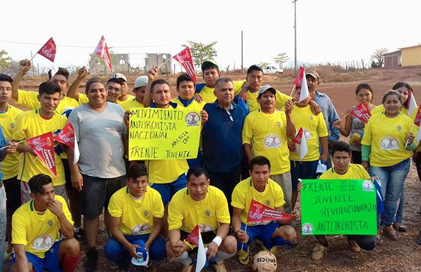 Entregan uniformes deportivos al Frente Juvenil Revolucionario de Arcelia