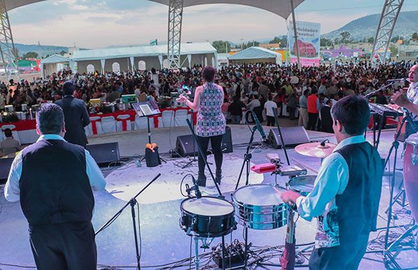 Chimalhuacán festeja a los maestros