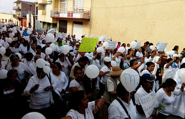 Mujeres marchan en contra de la violencia en Totolapan