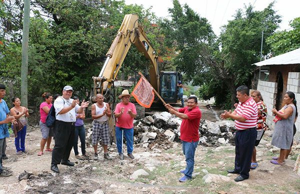 Banderazo de obra de pavimentación en El Refugio