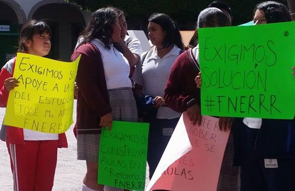 Estudiantes acuden al gobernador del estado, pero les cerró la puerta de Palacio