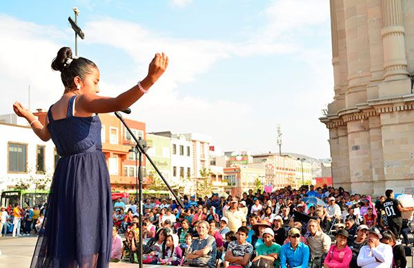 Protestan antorchistas con un evento cultural