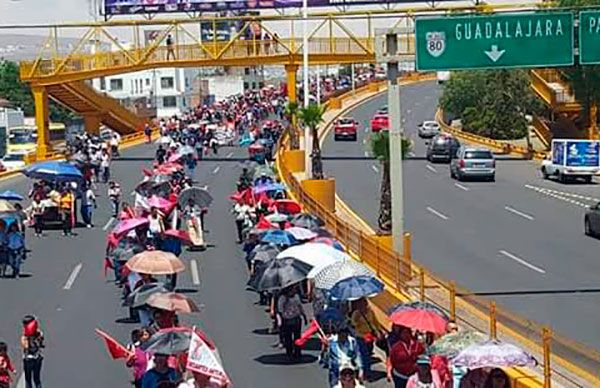 Una vez más, miles de potosinos marchan a la Unidad Administrativa Municipal  para exigir sean atendidas sus demandas