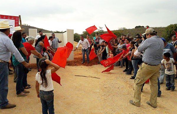 En Pihuamo, arranca construcción de pies de casa y cuartos adicionales