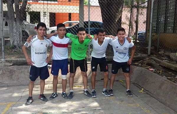  Jóvenes antorchistas promueven el deporte 