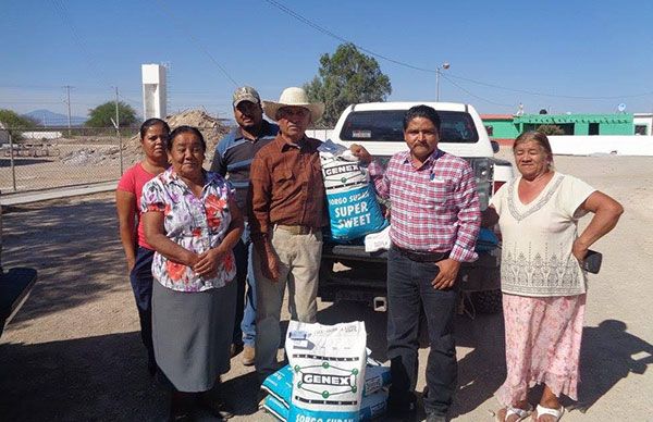 Antorcha apoya a campesinos con semilla