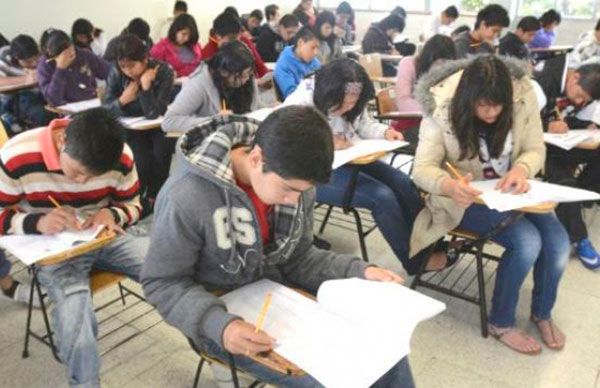 Estudiantes del Instituto Calpulli realizan prueba en habilidad verbal y matemáticas