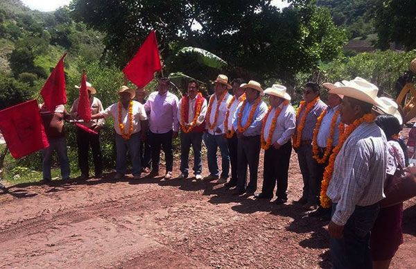 Banderazo a pavimentación de carretera Zapotitlán Tablas- Copanatoyac