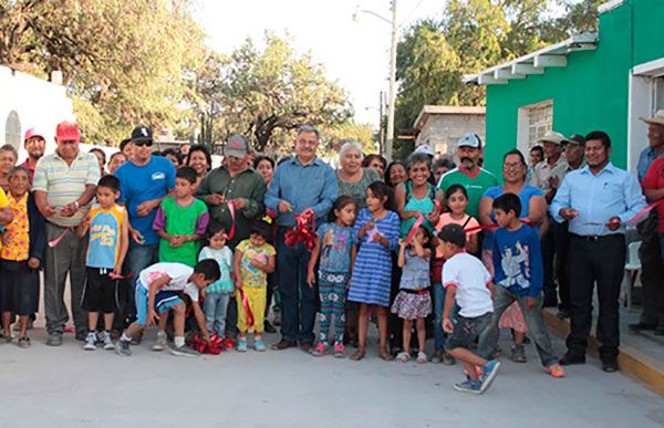  Alcalde antorchista continúa inaugurando pavimentaciones en Peotillos