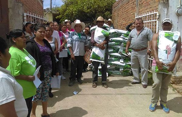 Intensas gestiones en Seder deja a campesinos paquetes de semillas