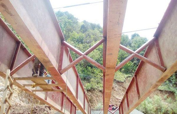 Puente vehicular en Xocoapancingo avanza el 77 su construcción 