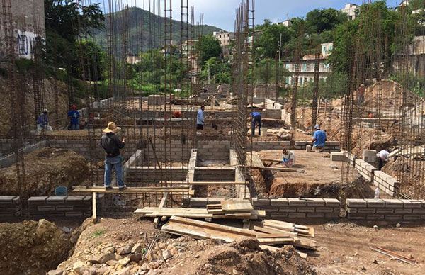 Avanza construcción de teatro en Tlapa de Comonfort