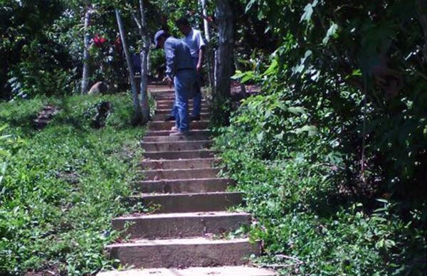 Antorchistas inauguran escalinatas en Caridad Guerrero, Tacotalpa