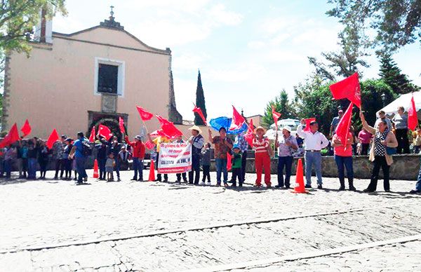 Cadena humana en Huasca exige solución a demandas