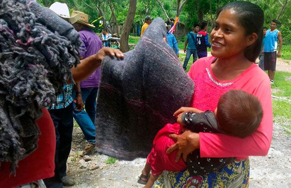 Entrega Antorcha cobijas en Zacazonapa