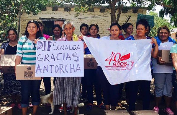 Familias antorchistas beneficiadas con despensas