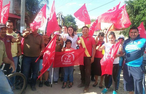 En Pedro Escobedo inicia pavimentación gestionada por Antorcha