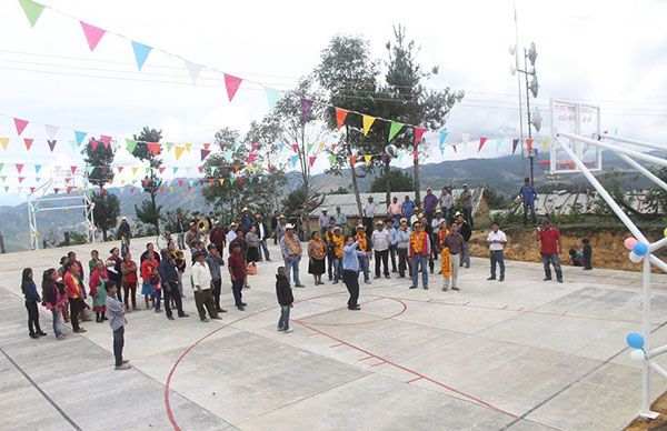 Zapotitlán Tablas estrena cancha de basquetbol 