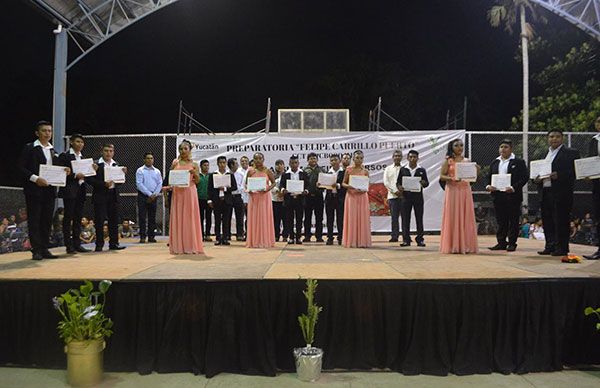 Graduación en la escuela preparatoria Felipe Carrillo Puerto