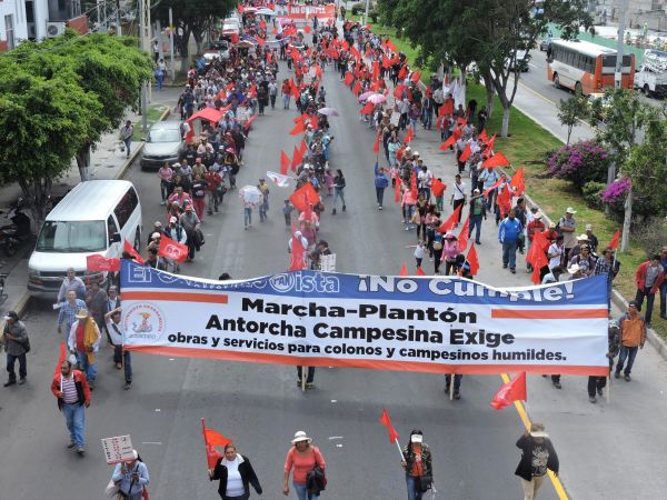 Marchan 15 mil en Querétaro, exigen solución al gobernador Francisco Domínguez 