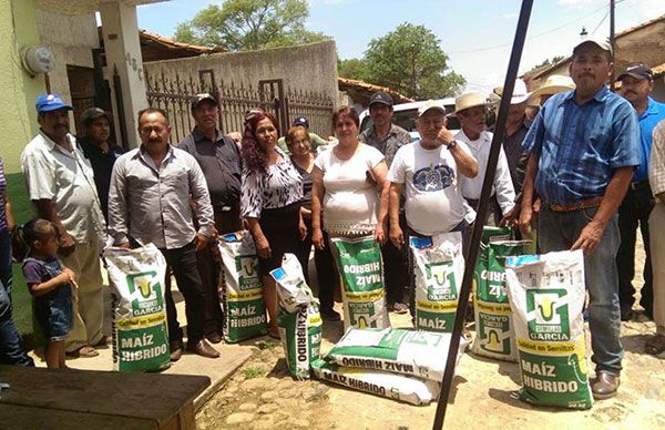 Apoyan con insumo a pequeños productores de Talpa de Allende